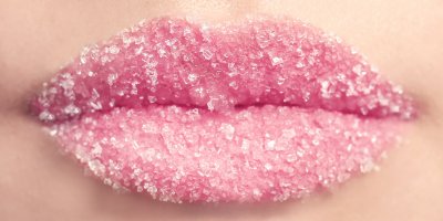 Rty pokryté cukrovým peelingem