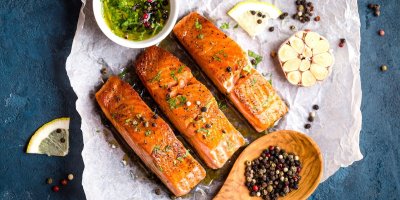 Upečené plátky lososa s citronem a kořením