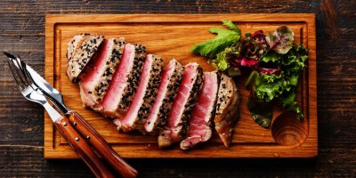 Narůžovělé filety z tuňáka na dřevěném prkénku