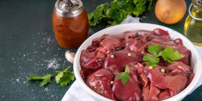 Syrová kuřecí játra v misce s kořením a bylinkami