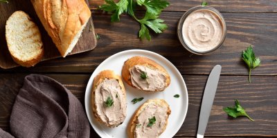 Kuřecí paštika ve skleničce a rozetřená na kouscích opečené bagety