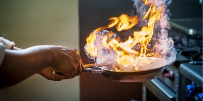 Flambování jídla na pánvi