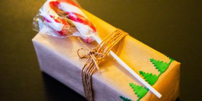 Dárek pro dítě zabalený v hnědém balícím papíře s ozdobou