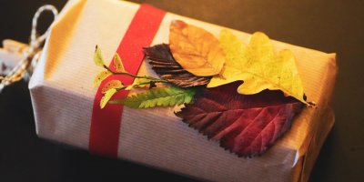 Dárek pro tatínka zabalený v hnědém balícím papíře s přírodní ozdobou