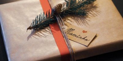 Dárek převázaný červenou stužkou