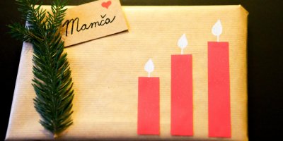 Kniha pro maminku zabalená v hnědém balícím papíře s přírodní ozdobou