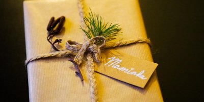 Dárek pro maminku zabalený v hnědém balícím papíře s přírodní ozdobou