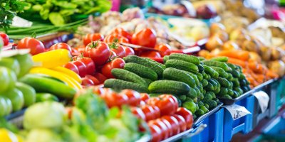 Regály se zeleninou v supermarketu