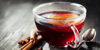 Horký svařák ve sklenici s plátkem pomeranče