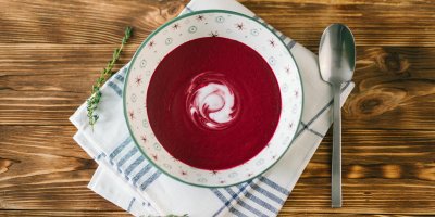 Řepový krém se smetanou, lžíce, utěrka