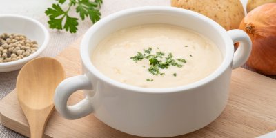 Bramborový krém v misce, vařečka