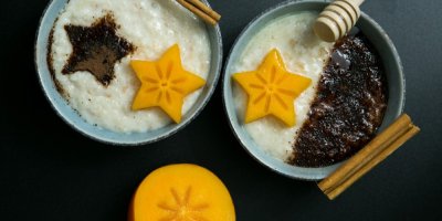 Misky s ovesnou kaší a kaki vykrojeným do tvaru hvězdy