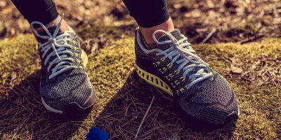 Žena má obuté běžecké boty