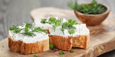 Jednohubky s taveným sýrem a pažitkou