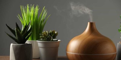 Elektrický difuzér, ze kterého vychází mlha