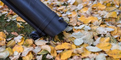 Ústí zahradního fukaru u spadeného listí