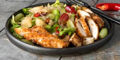 Na talíři připravené maso s pomelem jako přílohou