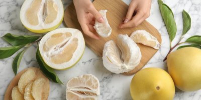 Čerstvě oloupané pomelo rozkrojené napůl
