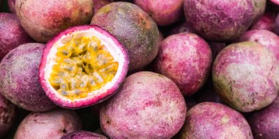 Mučenka rozřízlá na půl, další mučenky v celku