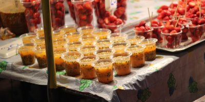 Stánek se smoothie s marakujou