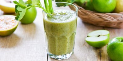 Zelené smoothie z pomela a jablka ve sklenici