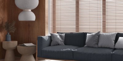 Minimalistický obývací pokoj s okny s žaluziemi