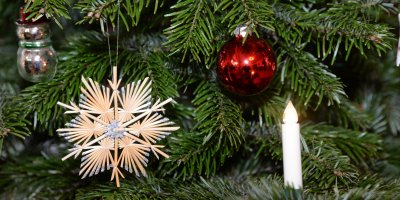 Vánoční ozdoby na živém stromku