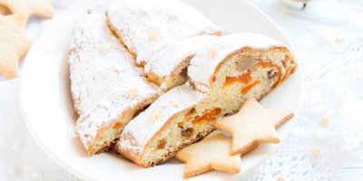Štóla a cukroví ve tvaru hvězd na talíři