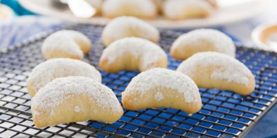 Pocukrované řecké vanilkové rohlíčky kourabiedes  vyskládané na mřížce