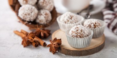 Kokosové kuličky na stole