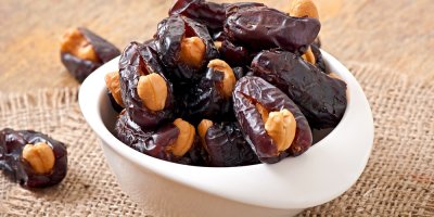 Datle s kešu v misce