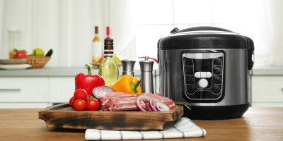 Multifunkční hrnec, maso, rajčata, papriky, cibule, olej