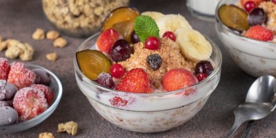 Ovoce s müsli a vedle mražené ovoce