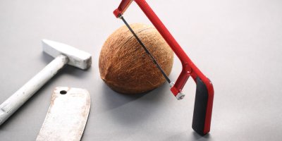 Kokos, kladivo, sekáček a pilka