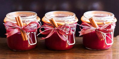 Tři skleničky s domácí marmeládou a skořicí