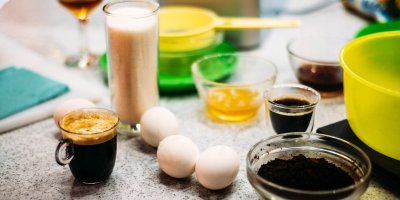 Šálek s kávovým likérem a suroviny na jeho výrobu