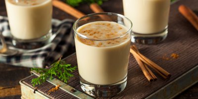 Sklenice s vaječným likérem a skořicí