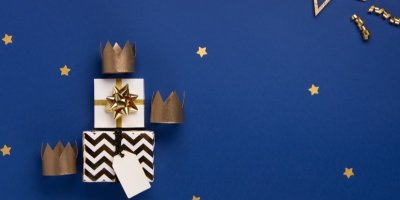 Tři papírové koruny, zabalené dárky, hvězdičky