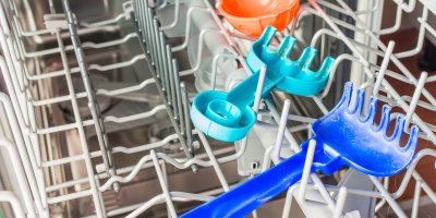 Plastové hrabičky a další hračky na pískoviště pro děti v myčce