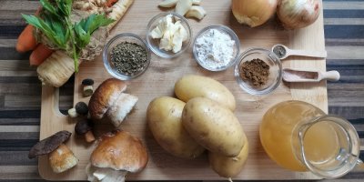 Suroviny na bramboračku na dřevěném prkénku