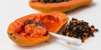 Rozpůlená a vydlabaná papája