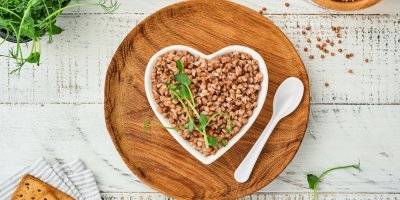 Jáhly na dřevěné misce ve tvaru srdce