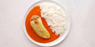 Plněná paprika s rýží a rajskou omáčkou