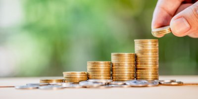 Mince naskládané do hromádek