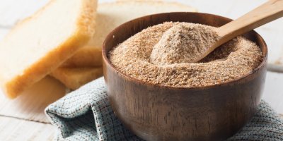 Strouhanka v dřevěné misce.