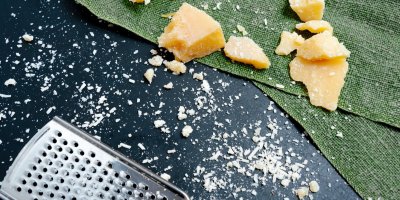 Strouhaný parmazán, struhadlo na sýr