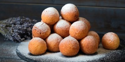 Tvarohové koblížky naskládané na sobě