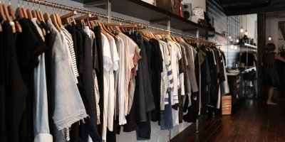 Oblečení visící ramínkách v obchodě