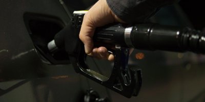 Muž tankuje pohonné hmoty.