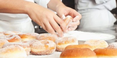 Pekaři vyrábí koblihy